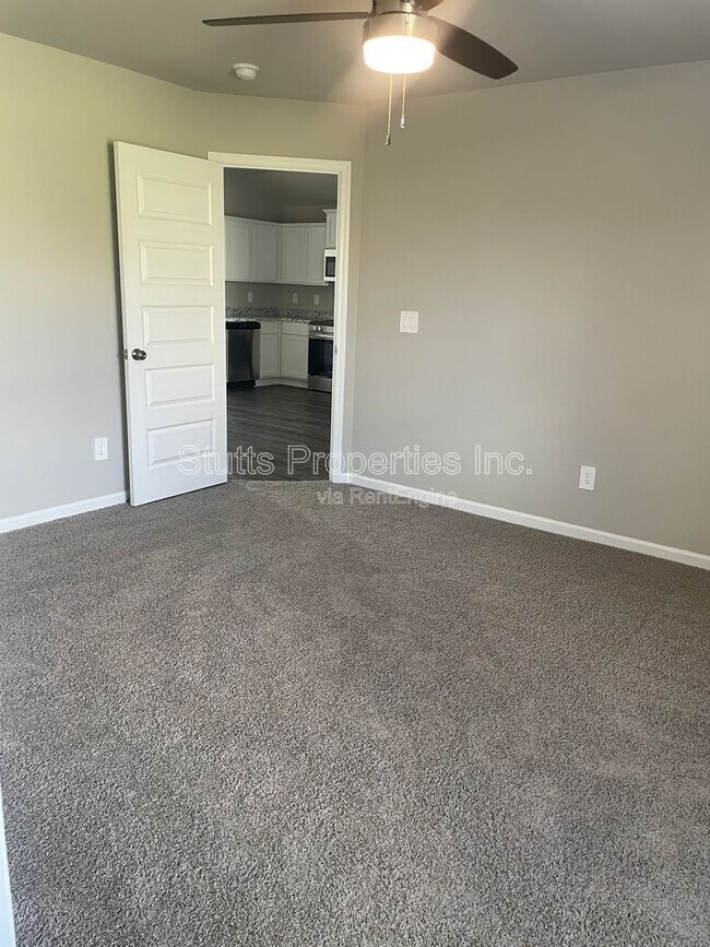 Foto del edificio - 223 Faded Rose Ln