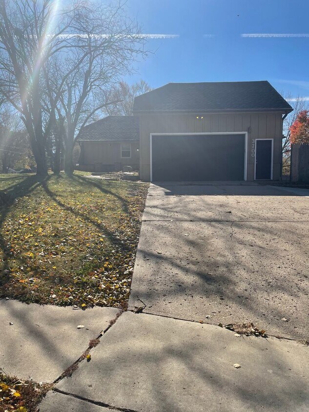 Primary Photo - 3 bed 3 bath 2 car garage for rent