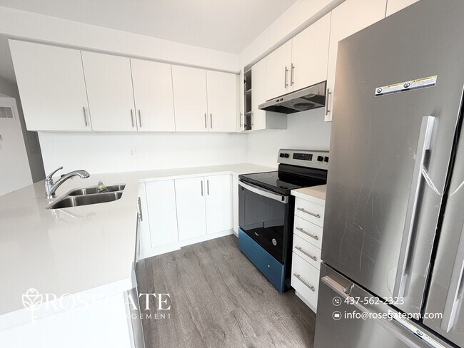 Photo du bâtiment - Modern 3-Floor Freehold Townhome with Private Balcony – Brampton