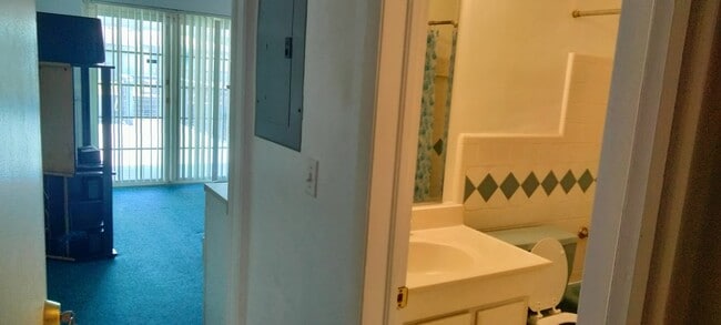 Building Photo - 921 SE 5th Ave