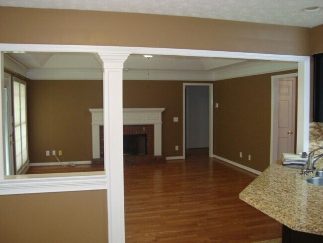 Foto del edificio - 4 Bedroom Home Available in August!