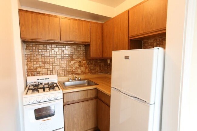 Building Photo - 739 W Belmont Ave