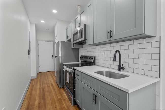 Building Photo - 111 Bank St