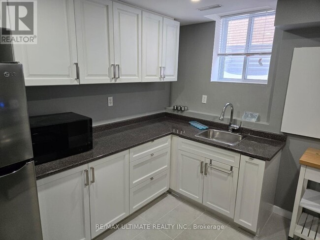 Building Photo - 5 Hearthstone Crescent