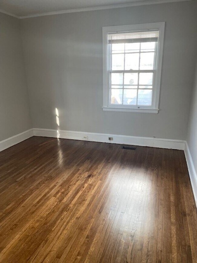 Building Photo - Two Bedroom House
