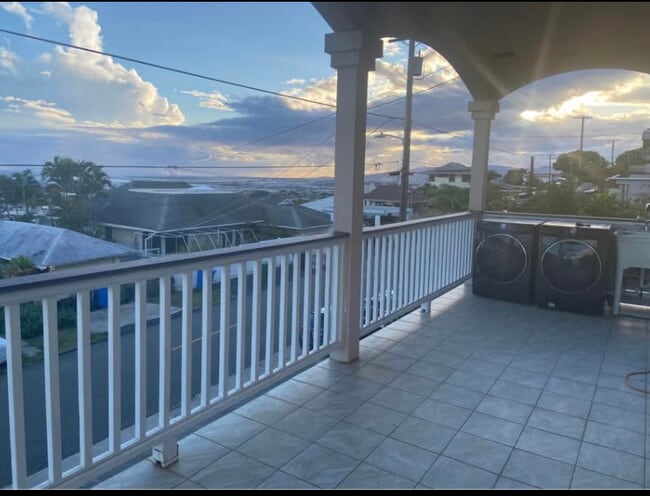Building Photo - 2338 Makanani Dr