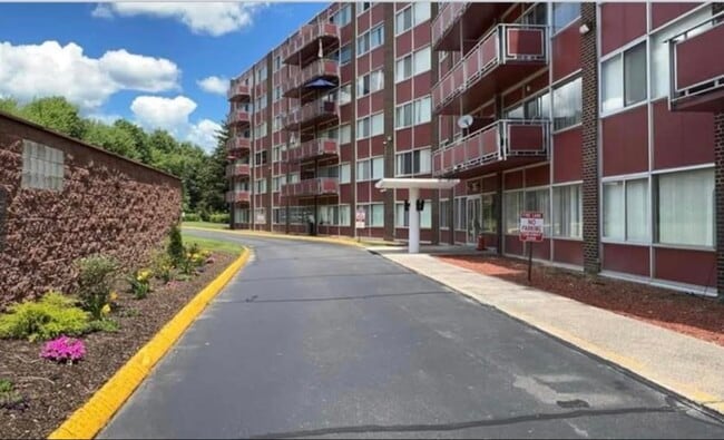 Building Photo - 1310 Berlin Turnpike