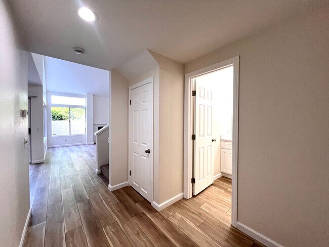 Foto del edificio - Beautifully remodeled home in desirable co...