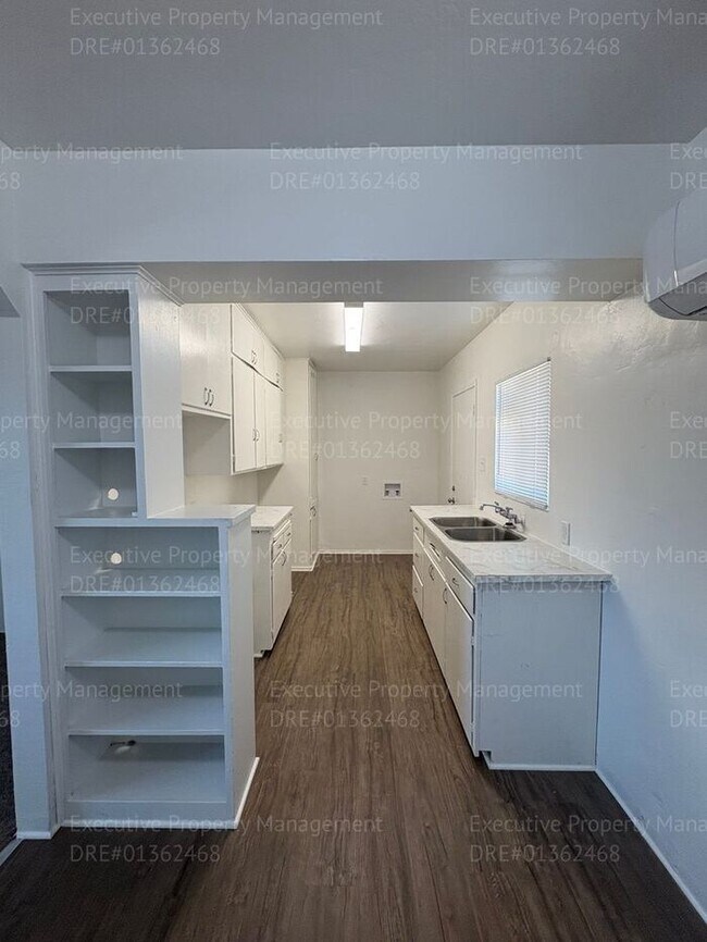Building Photo - 1 bedroom/ 1 bathroom home with modern ame...