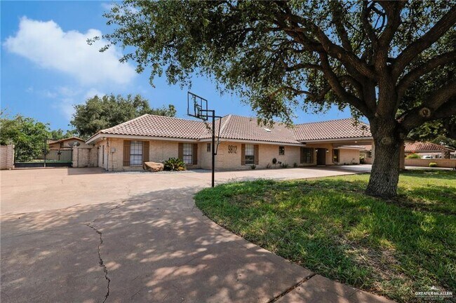 Building Photo - 9812 Las-Palmas Dr