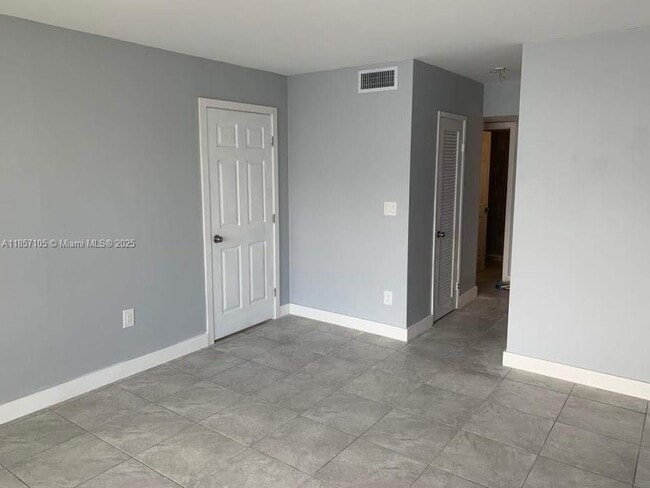 Building Photo - 1301 NE Miami Gardens Dr