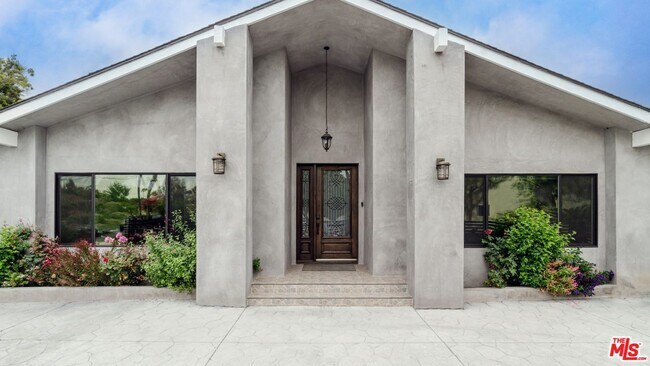 Building Photo - 5455 Longridge Ave