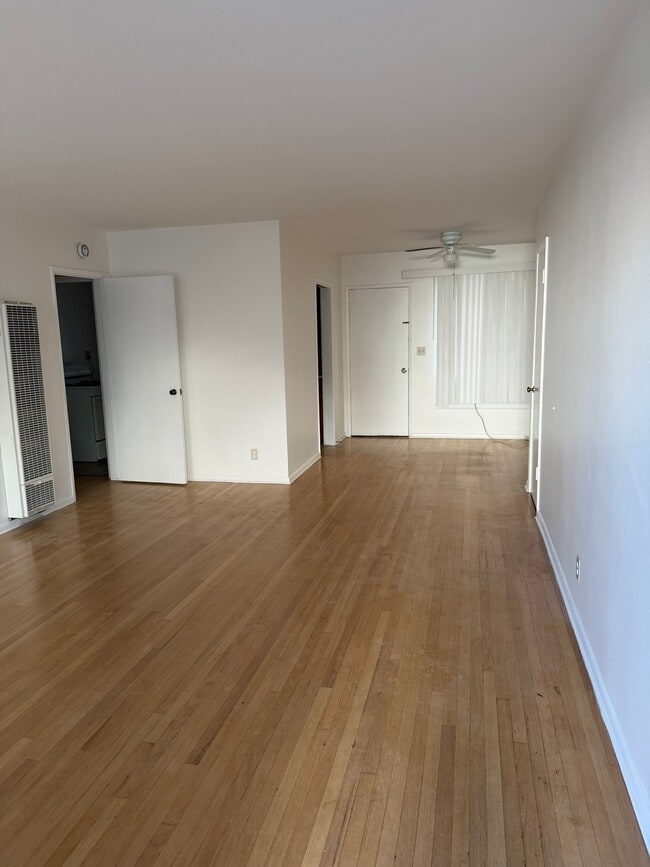 Building Photo - 918 W Huntington Dr