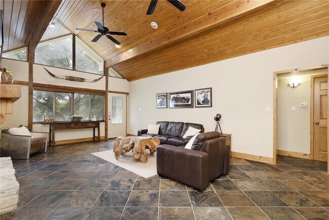 Foto del edificio - 411 Lakeway Dr