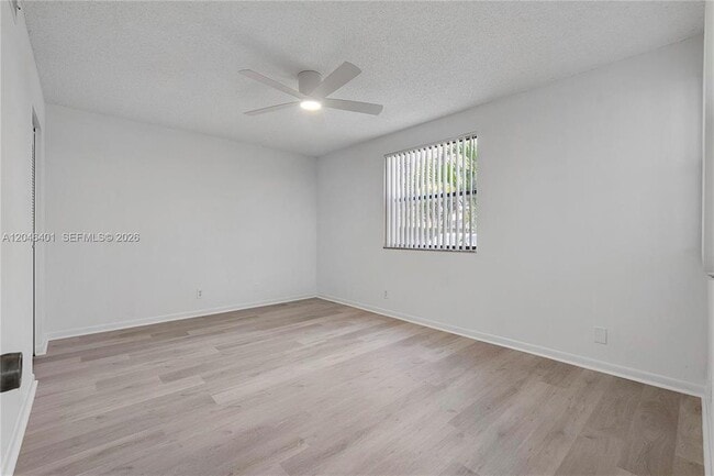 Foto del edificio - 5661 Riverside Dr