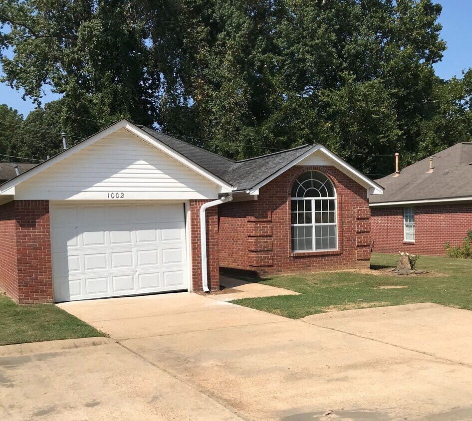 1002 Creekside Pl, Oxford, MS 38655 House Rental in Oxford, MS