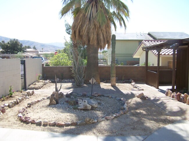 Foto del edificio - 2 Bed +1 Bath SINGLE FAMILY HOME + HUGE ba...