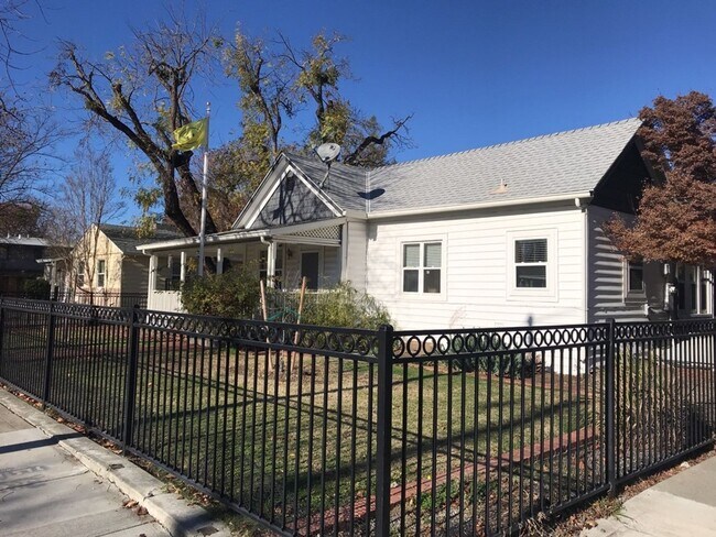 Foto del edificio - Rare Downtown Davis Gem with Wraparound Porch & Updated Interior
