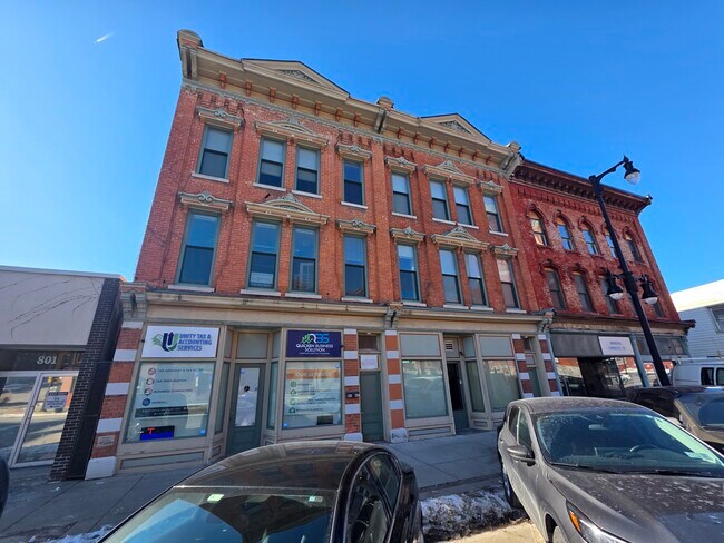 Exterior: El apartamento A es la unidad central izquierda. - 809A N Salina St