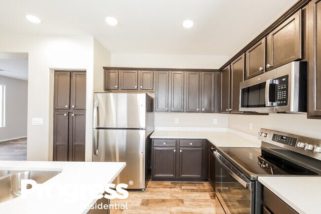 Building Photo - 41013 N Iron Horse Way