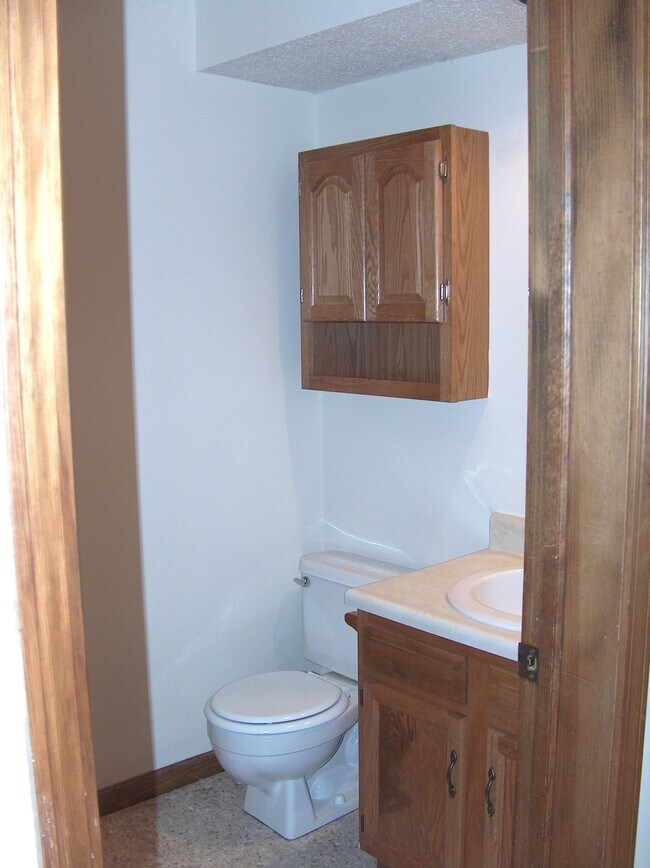 Medio baño y lavandería en el primer piso. - 815 E Franklin St
