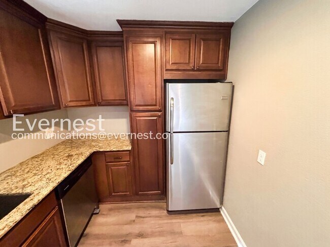 Foto del edificio - 1243 N Washington St