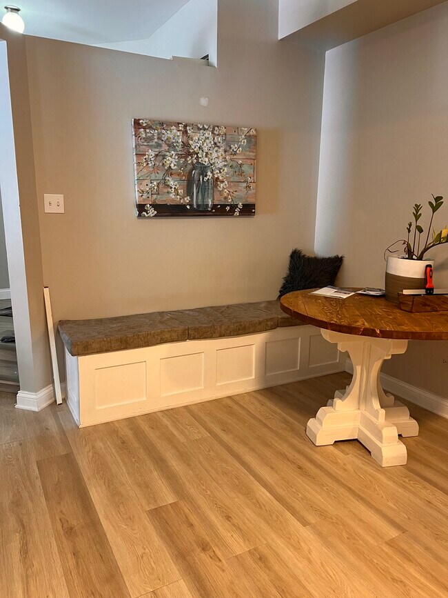 Foto del edificio - 1529 Commodore Ct