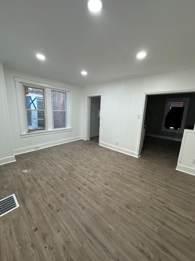 Building Photo - Newly renovated 4 Bedroom