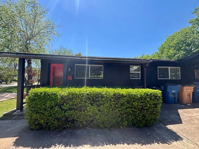 Foto del edificio - 5408 Sunshine Dr