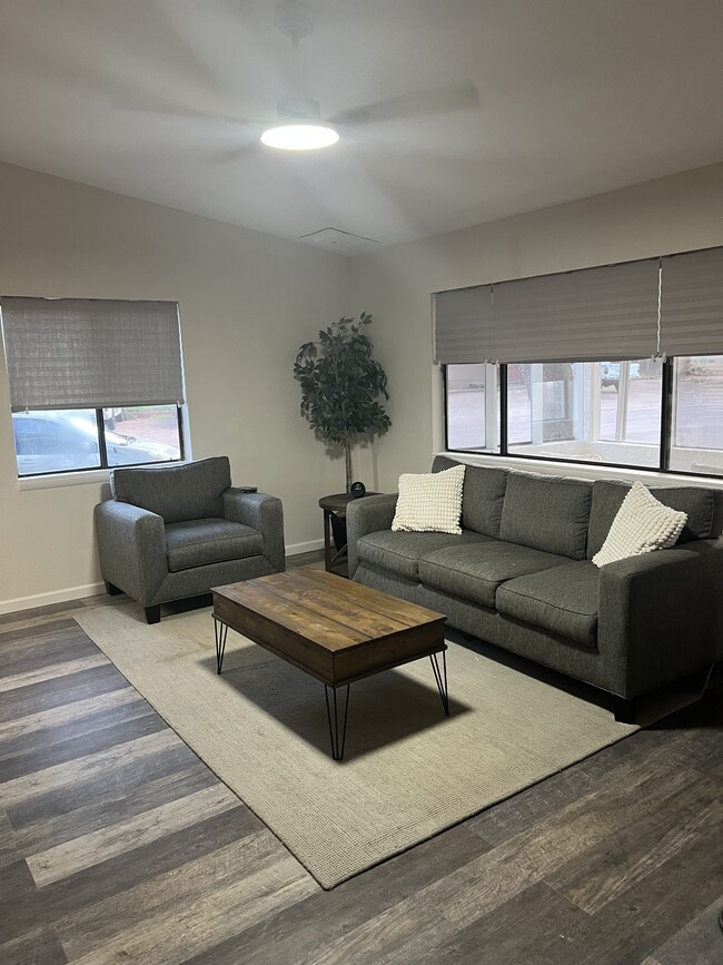 Foto del edificio - 512 W Bridle Path Ln