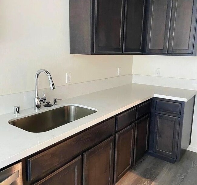 Building Photo - 450 Sherwood Pl