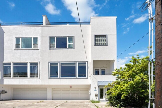 Building Photo - 2211 Detering St