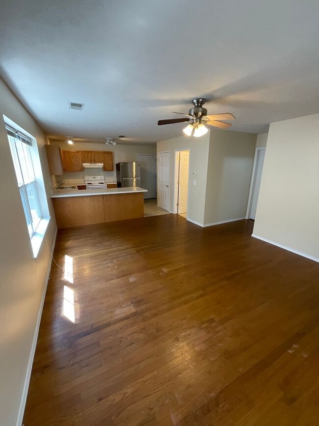 Building Photo - ***AVAILABLE AUGUST 2027*** 4 bed, 2 bath house LARGE GROUP OPTION : 18- 20!