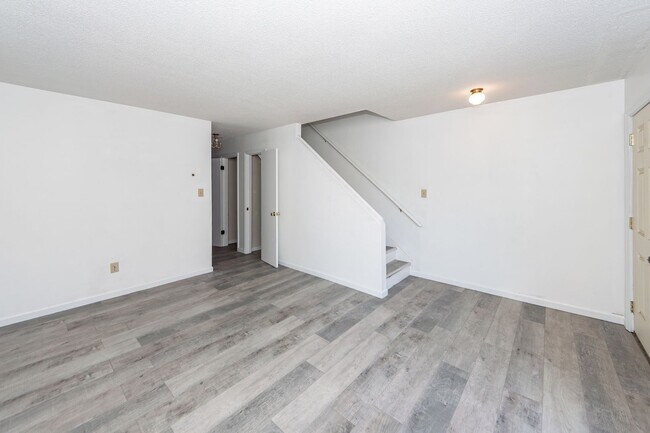 Building Photo - 2 Bedroom, 1.5 Bathroom Townhome - Summerville