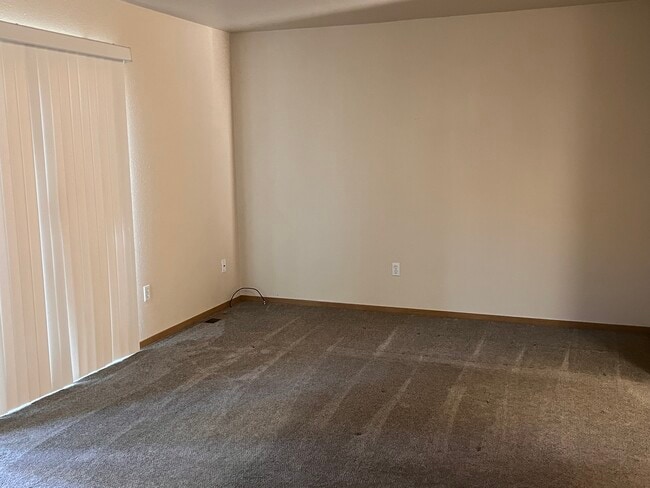 living room with slider to patio - 5541 Glenridge Way