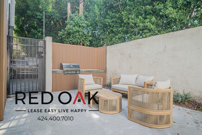 Building Photo - 4651 Cahuenga Blvd