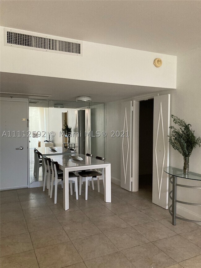 Foto del edificio - 5161 Collins Ave