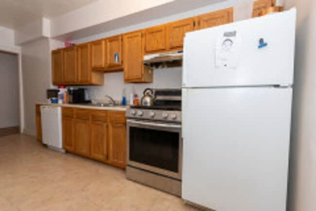Foto del edificio - LARGE Allston 3 BR Apartment - September 1st (0.28 Miles to B Line)