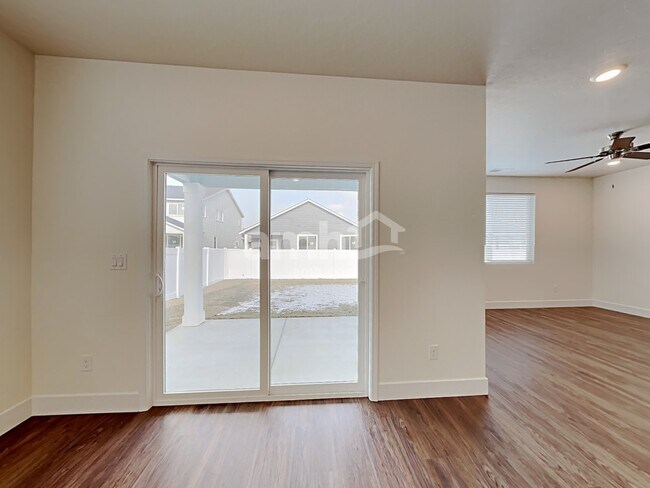 Building Photo - 5052 W Bellevue Street