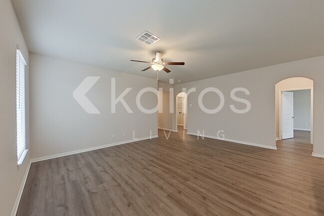 Building Photo - 805 St James Pl