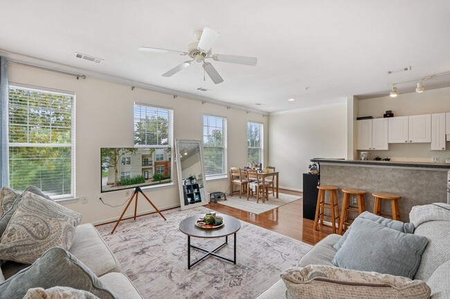 Building Photo - Stylish 3-Level Condo with Garage in Prime...