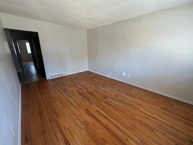 Building Photo - First Floor 1 bedroom Apartment South City