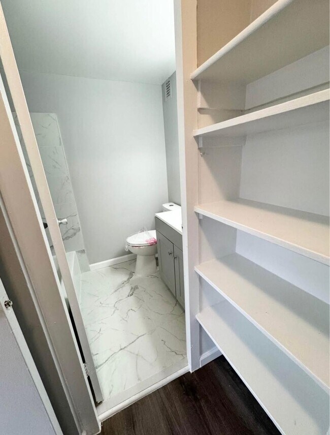 Bathroom - 5340 Holmes Run Pky