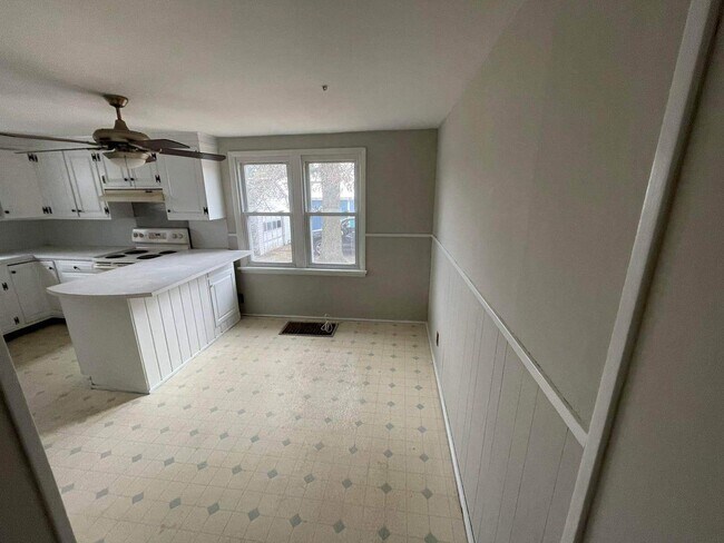Foto del edificio - 3Br 1.5 bath with a HUGE garage & Fenced yard