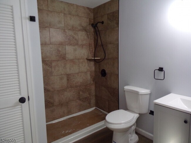 Building Photo - 272 US-206