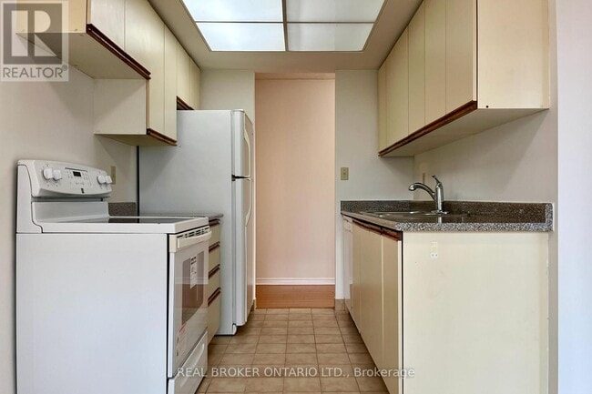 Building Photo - 5765 Yonge St