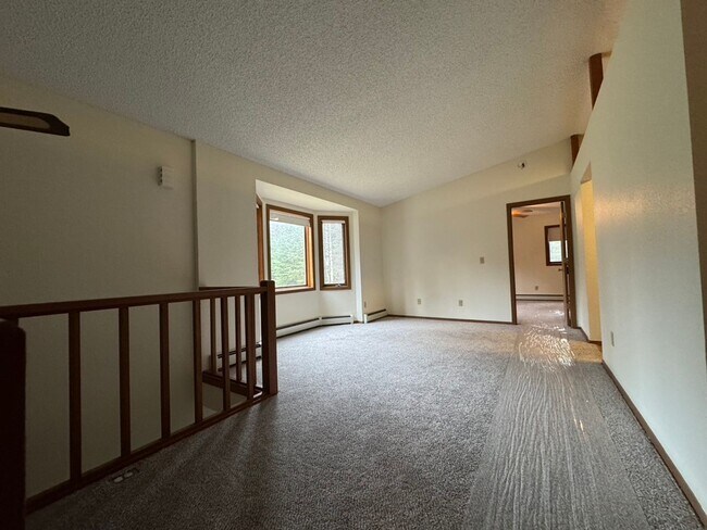 Foto del edificio - 5 Bedroom, 3 Bathroom, 2 Car Garage in North Pole - FUEL INCLUDED!