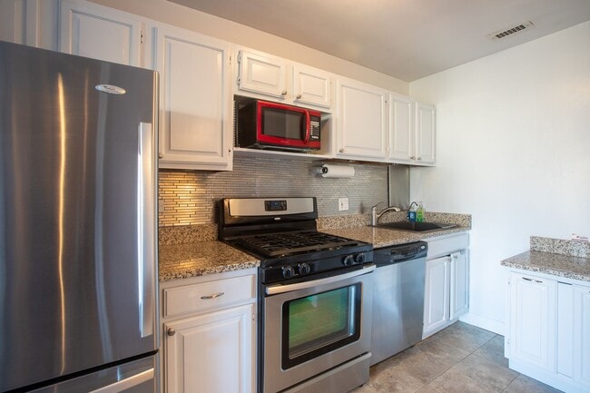 Foto del edificio - Lovely Studio Unit with 1 BA Condo in Wood...