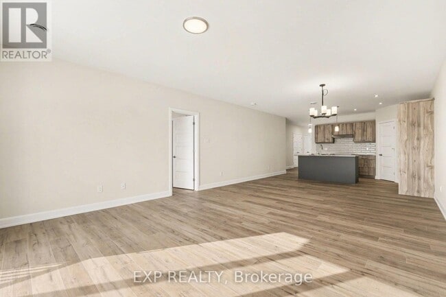 Photo du bâtiment - 440 Falcon Ln