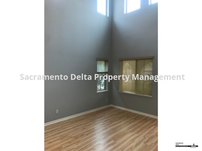 Foto del edificio - Gorgeous 4bed/3bathroom Home in West Sac